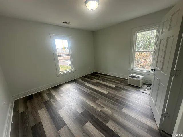 $990 | 723 West Armstrong Avenue, Unit B, Peoria, IL 61606