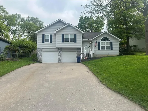 $295,000 | 307 Southwest 13th Street, Oak Grove, MO 64075