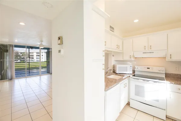 $175,000 | 9311 Orange Grove Drive, Unit 211, Davie, FL 33324