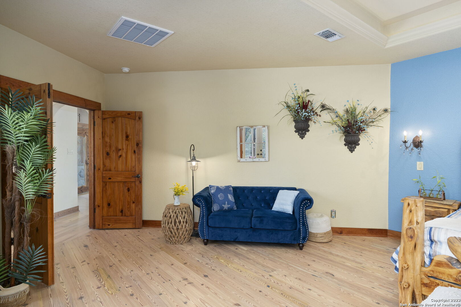 849 Madrona Ridge Drive Bandera, TX 78003 - Photo 21 of 44 a living room with a couch and a potted plant