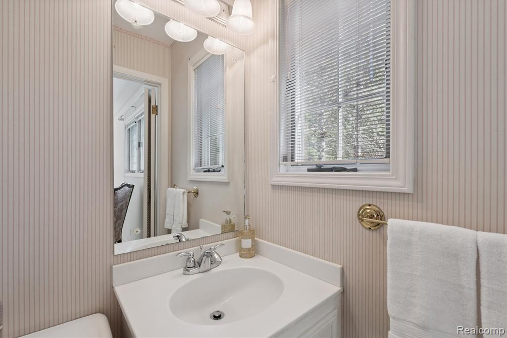 915 East River Road Flushing, MI 48433 - Photo 30 of 51