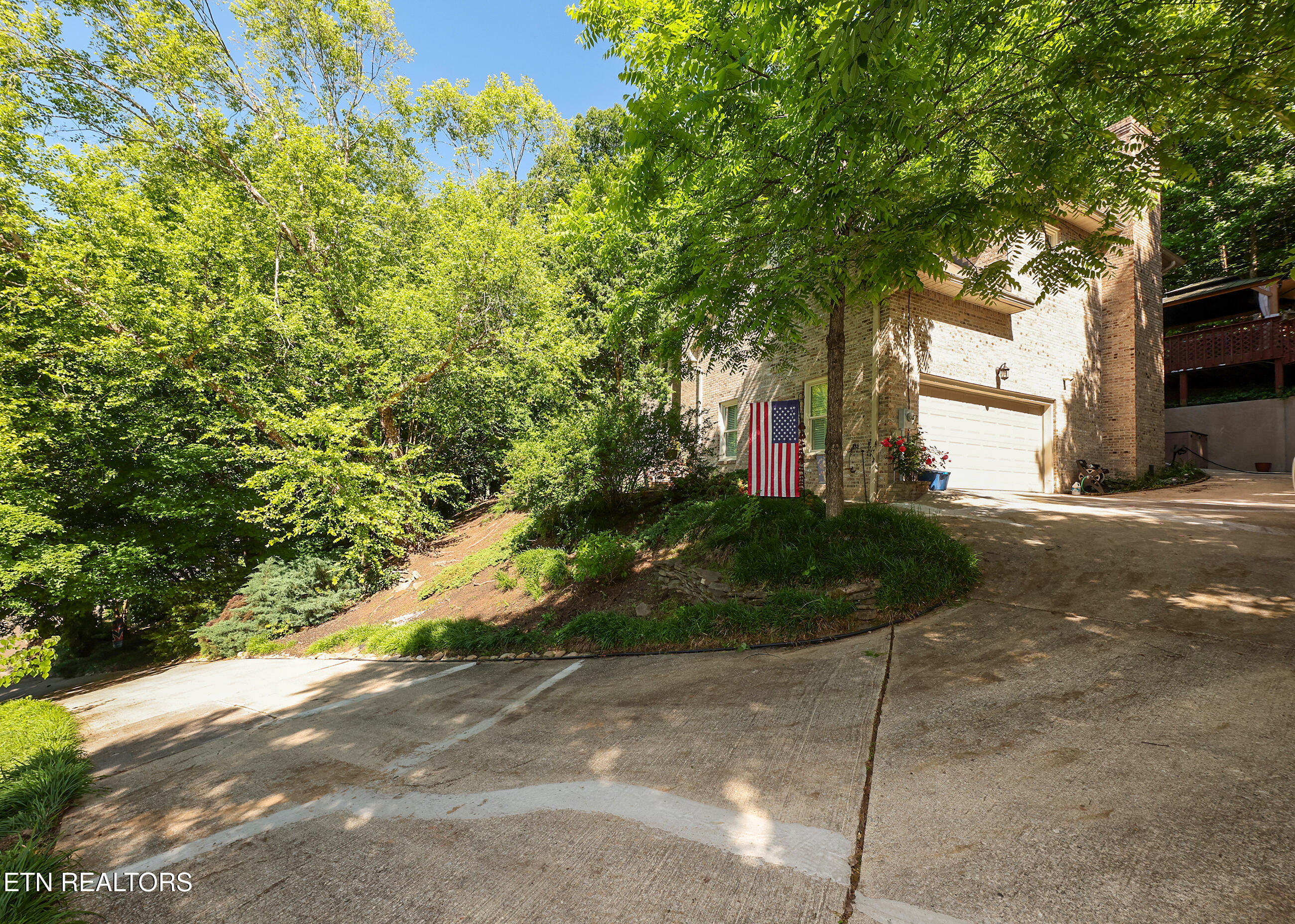 136 Baypath Drive Oak Ridge, TN 37830 - Photo 2 of 55 136 driveway east