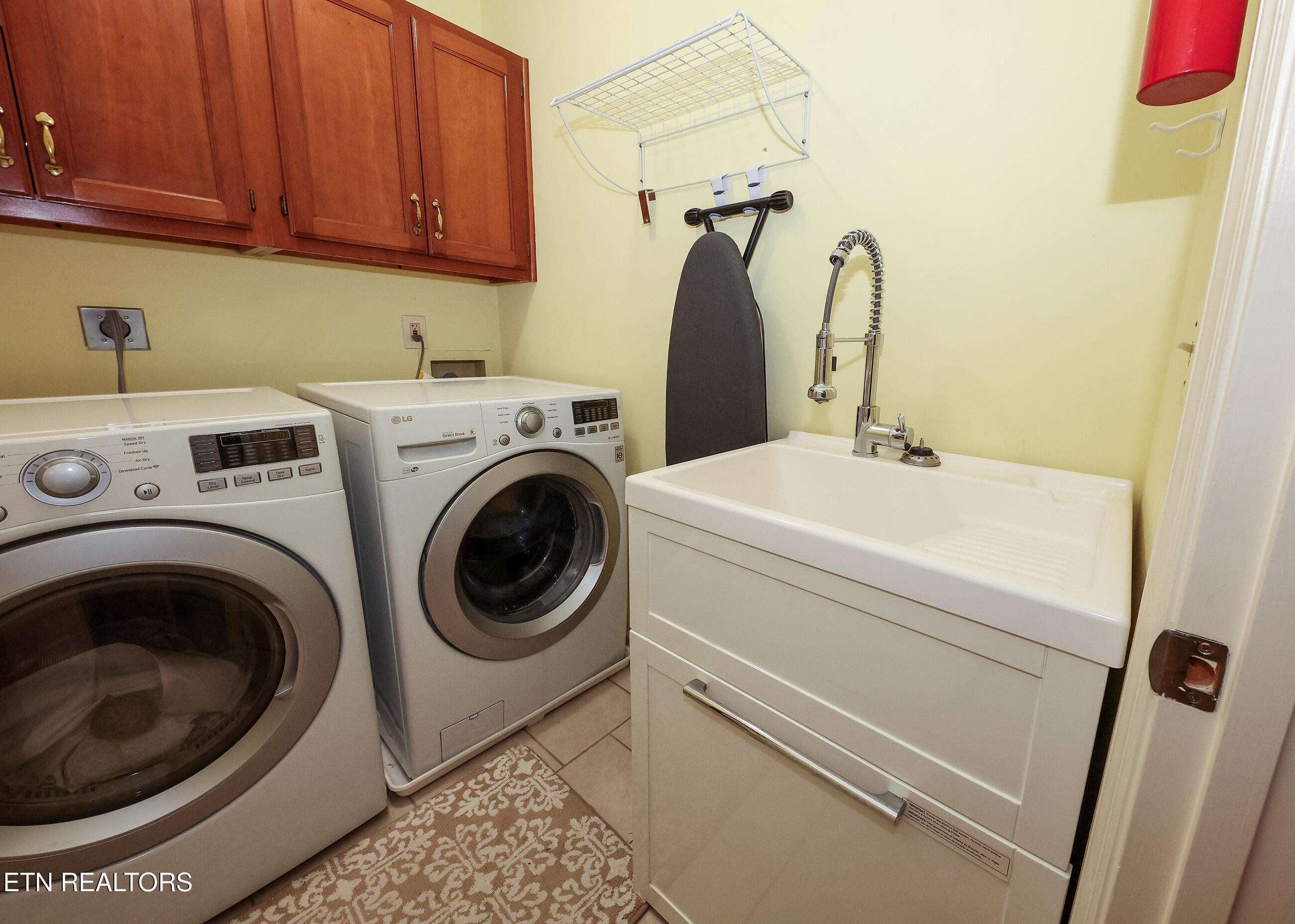 136 Baypath Drive Oak Ridge, TN 37830 - Photo 37 of 55 136 Laundry 1