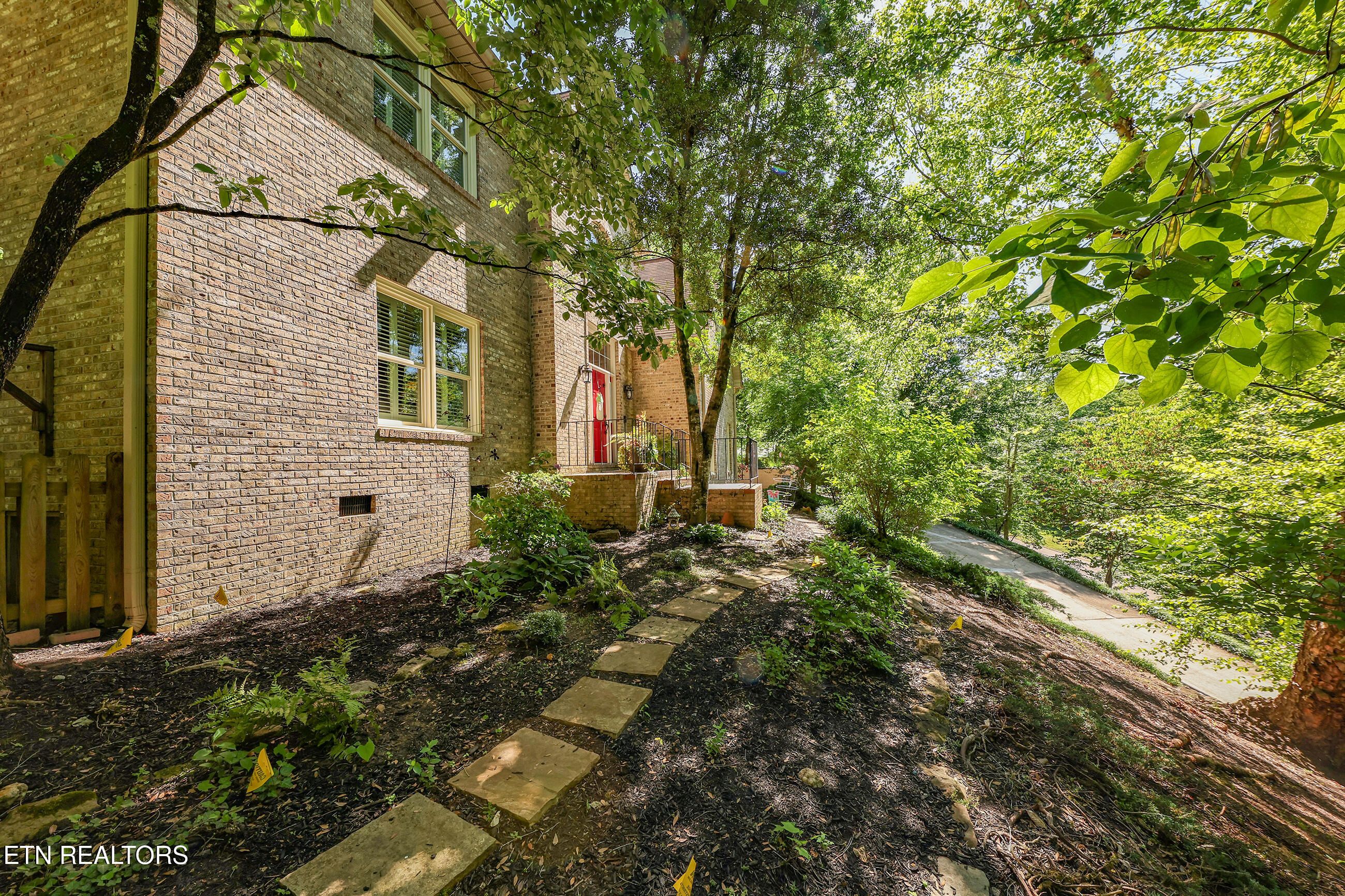 136 Baypath Drive Oak Ridge, TN 37830 - Photo 38 of 55 136 east west garden 2