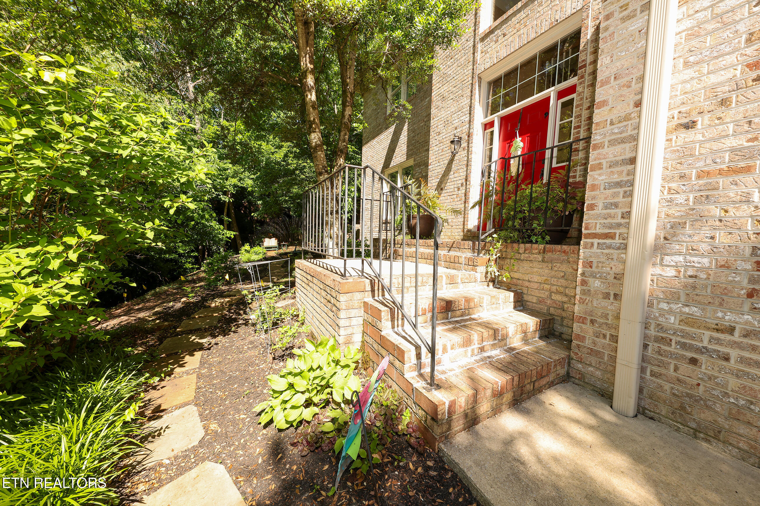 136 Baypath Drive Oak Ridge, TN 37830 - Photo 4 of 55 136 westeast front 1