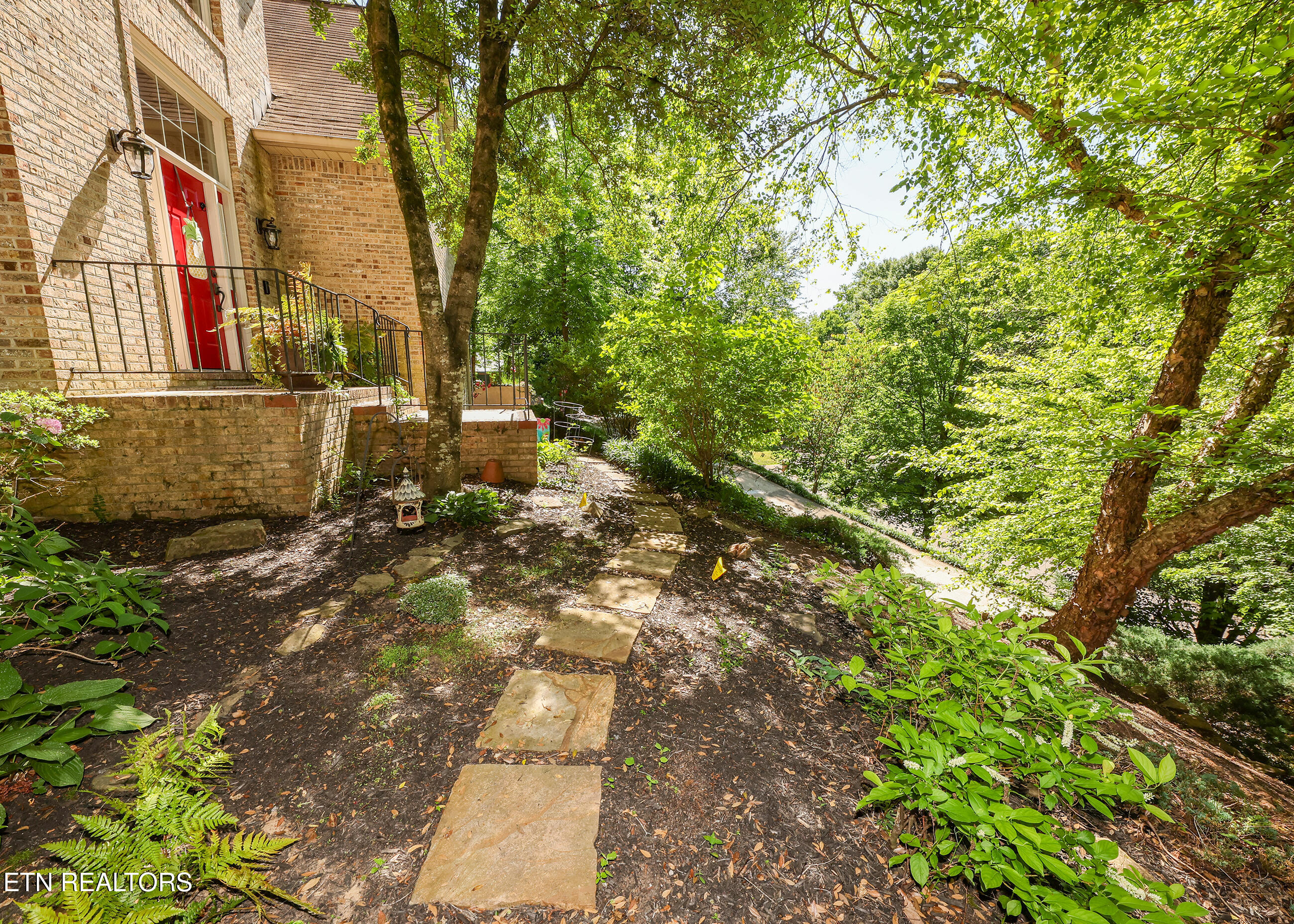 136 Baypath Drive Oak Ridge, TN 37830 - Photo 5 of 55 136 east west front