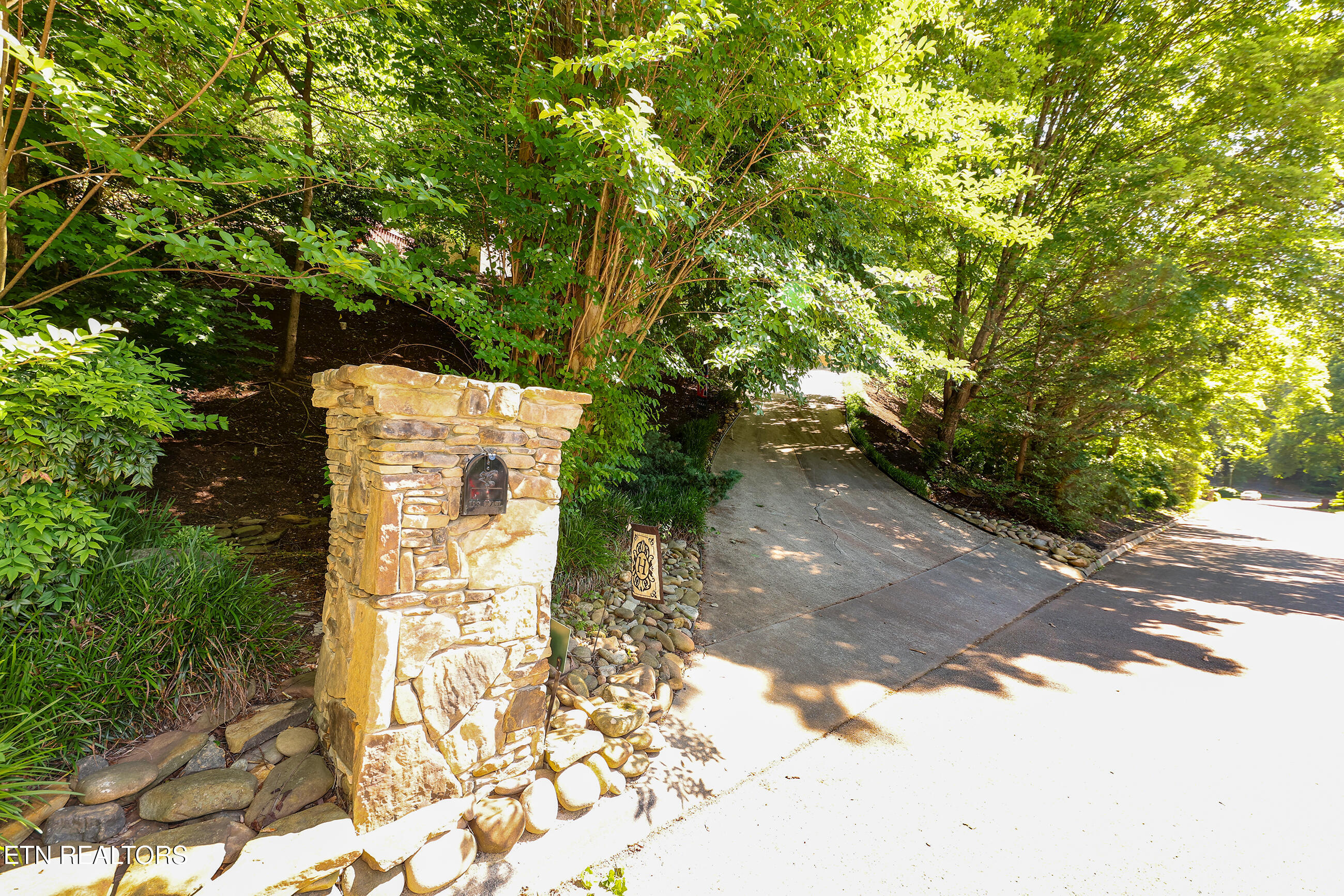 136 Baypath Drive Oak Ridge, TN 37830 - Photo 55 of 55 136 mailbox driveway 1