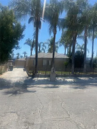 a view of back yard of the house