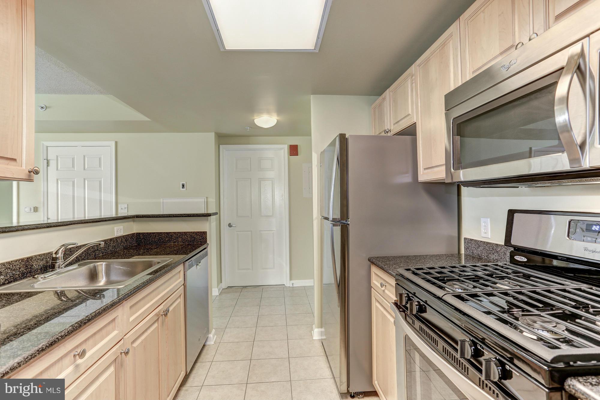 2726 Gallows Road, Unit 914 Vienna, VA 22180 - Photo 3 of 26 Kitchen