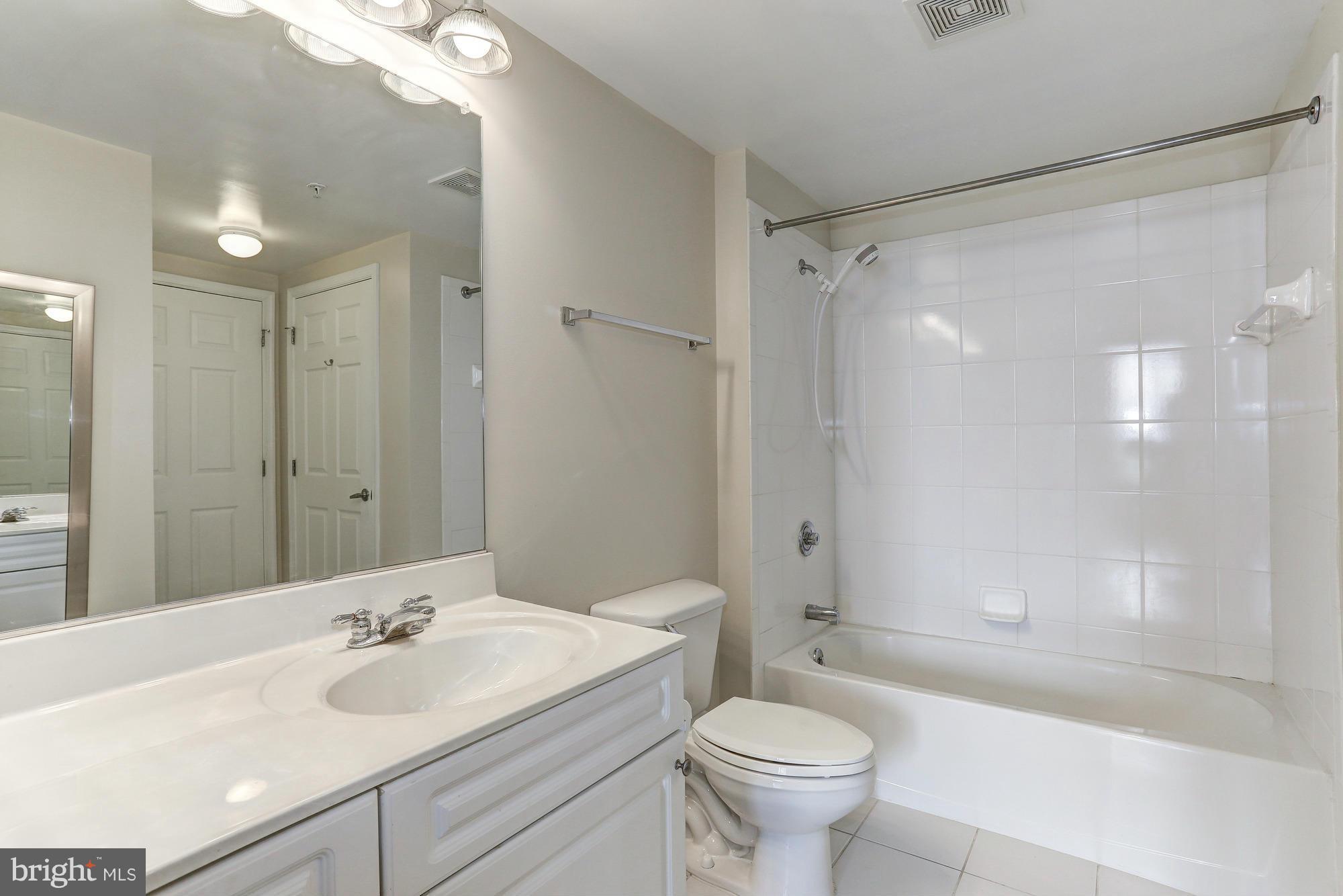 2726 Gallows Road, Unit 914 Vienna, VA 22180 - Photo 9 of 26 Bath (Master)