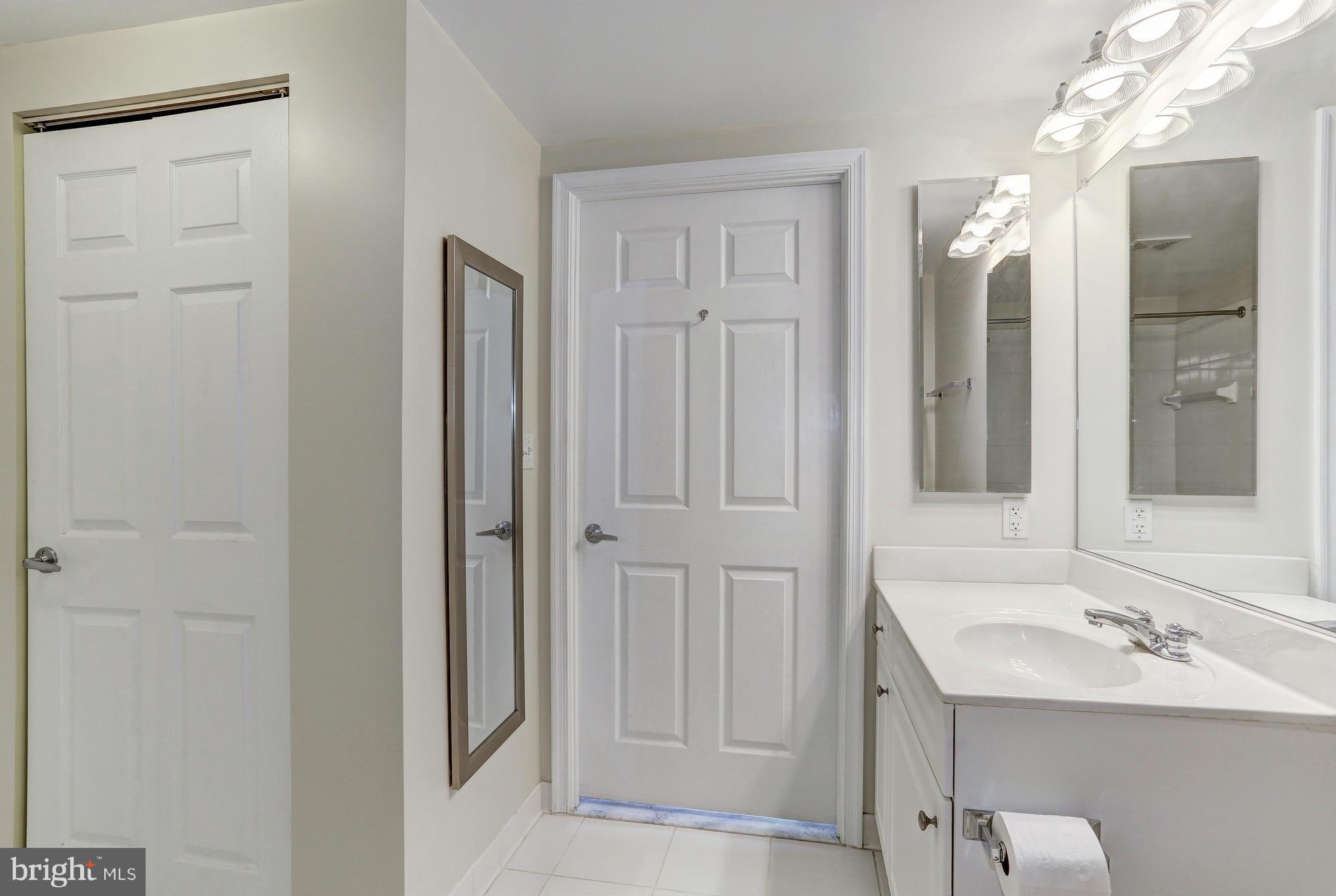 2726 Gallows Road, Unit 914 Vienna, VA 22180 - Photo 10 of 26 Bath (Master)