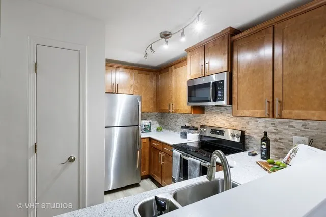 $2,721 | 1691 East Greenbriar Drive, Unit 3822, Schaumburg, IL 60173