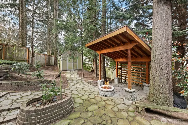 a view of a house with backyard
