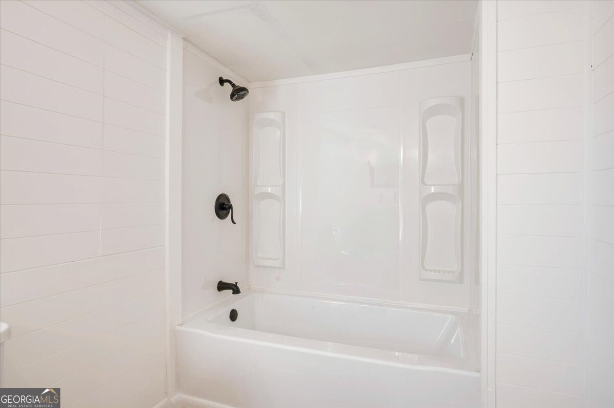 24 Sangster Road Jesup, GA 31545 - Photo 25 of 35 a bathroom with a bathtub