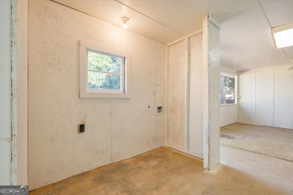 24 Sangster Road Jesup, GA 31545 - Photo 27 of 35 an empty room with windows
