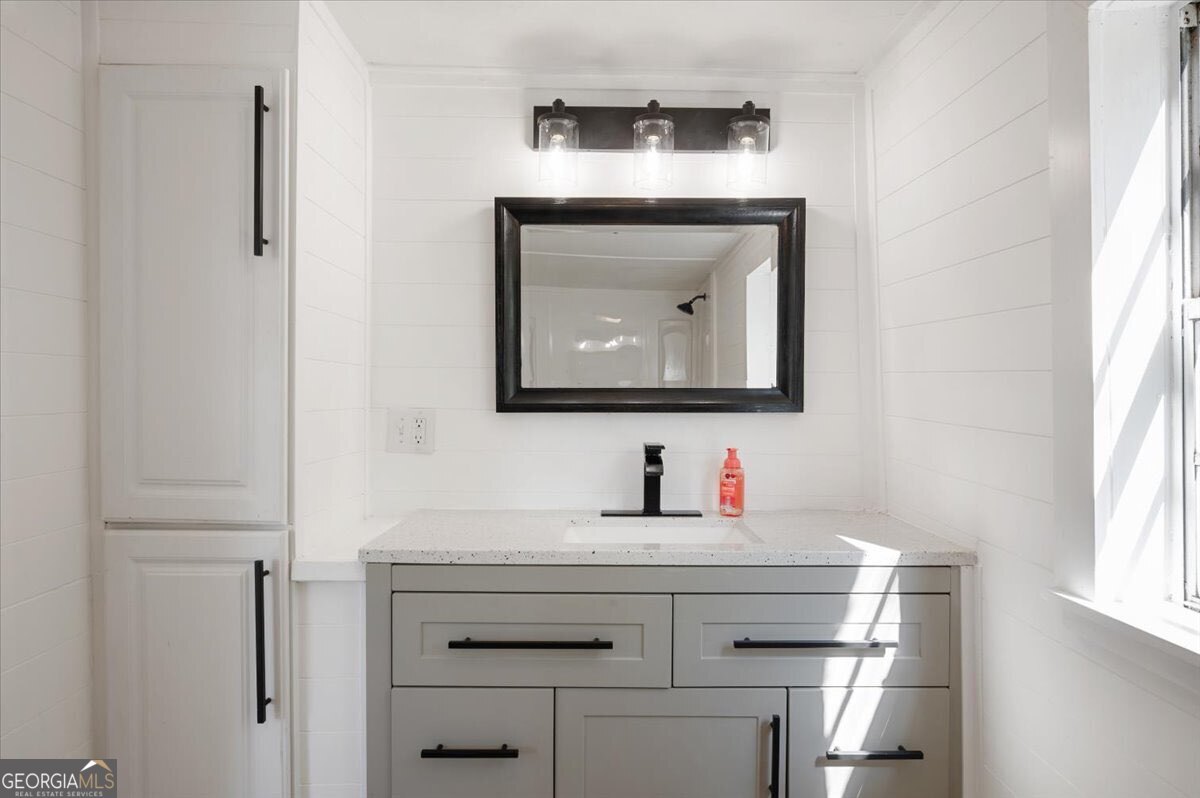 24 Sangster Road Jesup, GA 31545 - Photo 4 of 35 a bathroom with a sink and a mirror