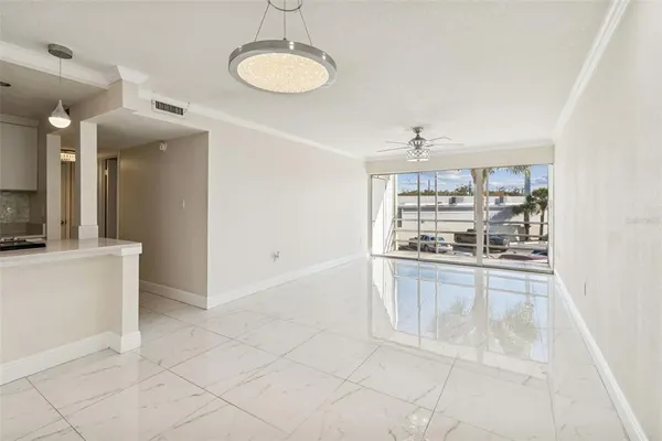 $1,950 | 2302 South Manhattan Avenue, Unit 213, Tampa, FL 33629