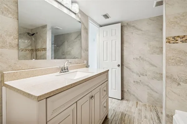 $1,950 | 2302 South Manhattan Avenue, Unit 213, Tampa, FL 33629