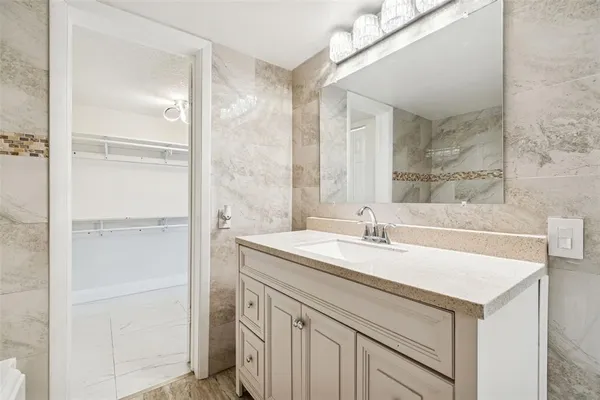 $1,950 | 2302 South Manhattan Avenue, Unit 213, Tampa, FL 33629