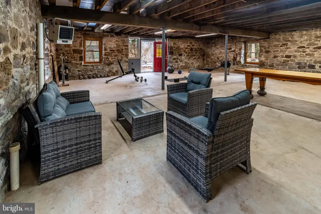 a view of livingroom with furniture