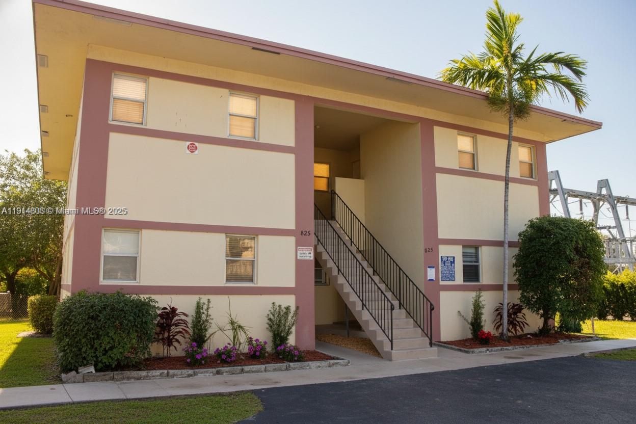825 Southwest 10th Street Hallandale Beach, FL 33009 - Photo 3 of 20