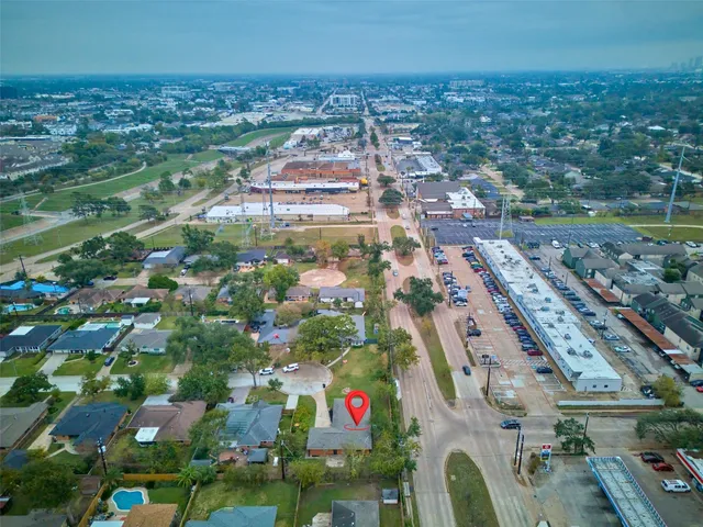 an aerial view of residential building and lake