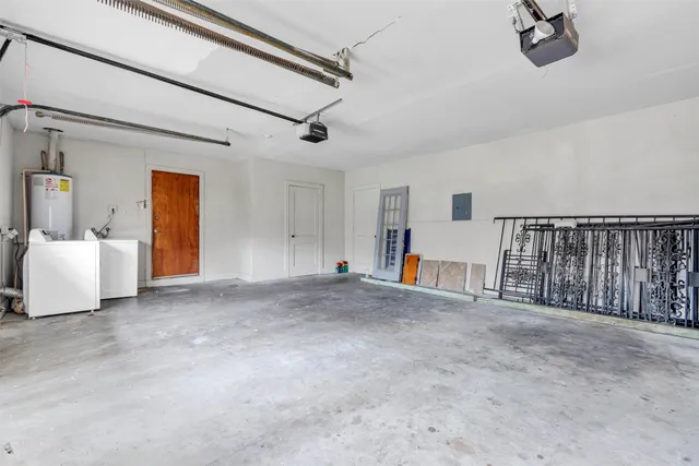 a view of a house with backyard and garden