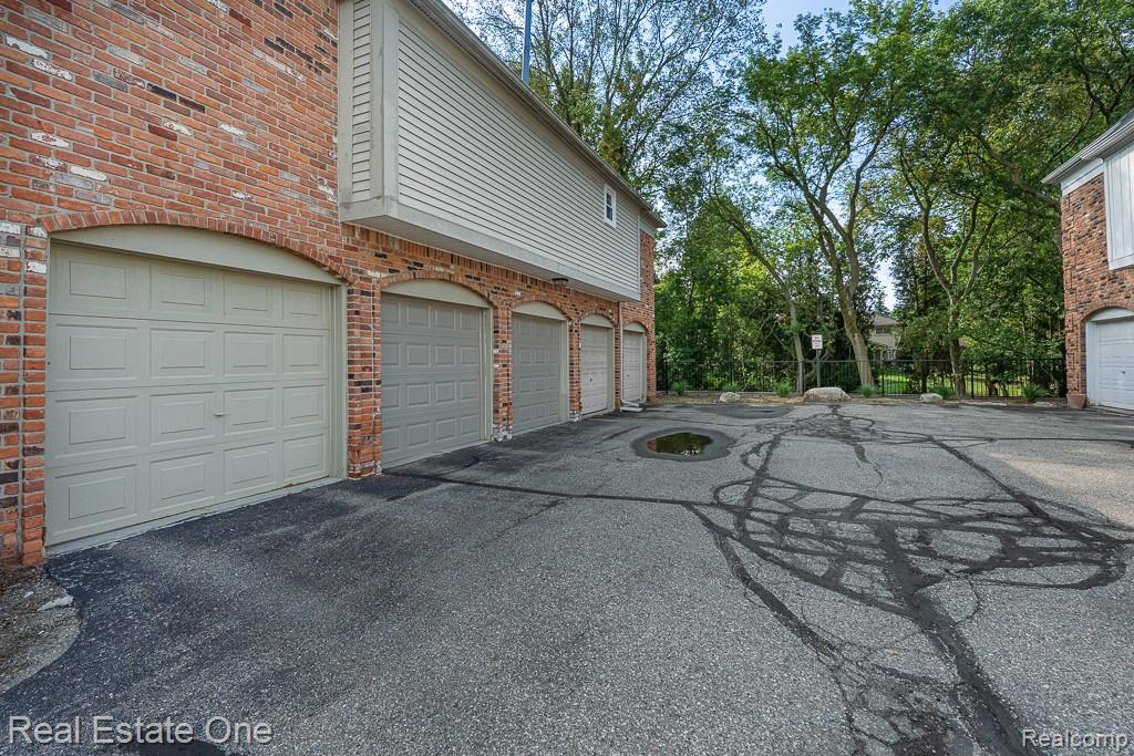 1665 Huntington Park, Unit E Rochester, MI 48309 - Photo 34 of 40