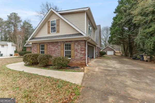 a view of a house with a yard