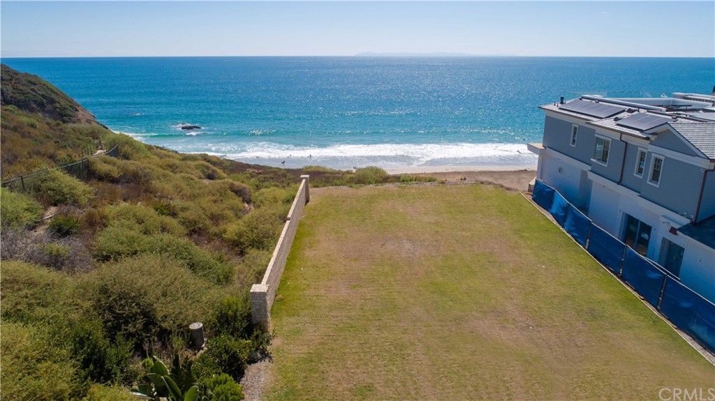 1 Beach View Avenue Dana Point, CA 92629 - Photo 3 of 8 a bathroom with a bathtub