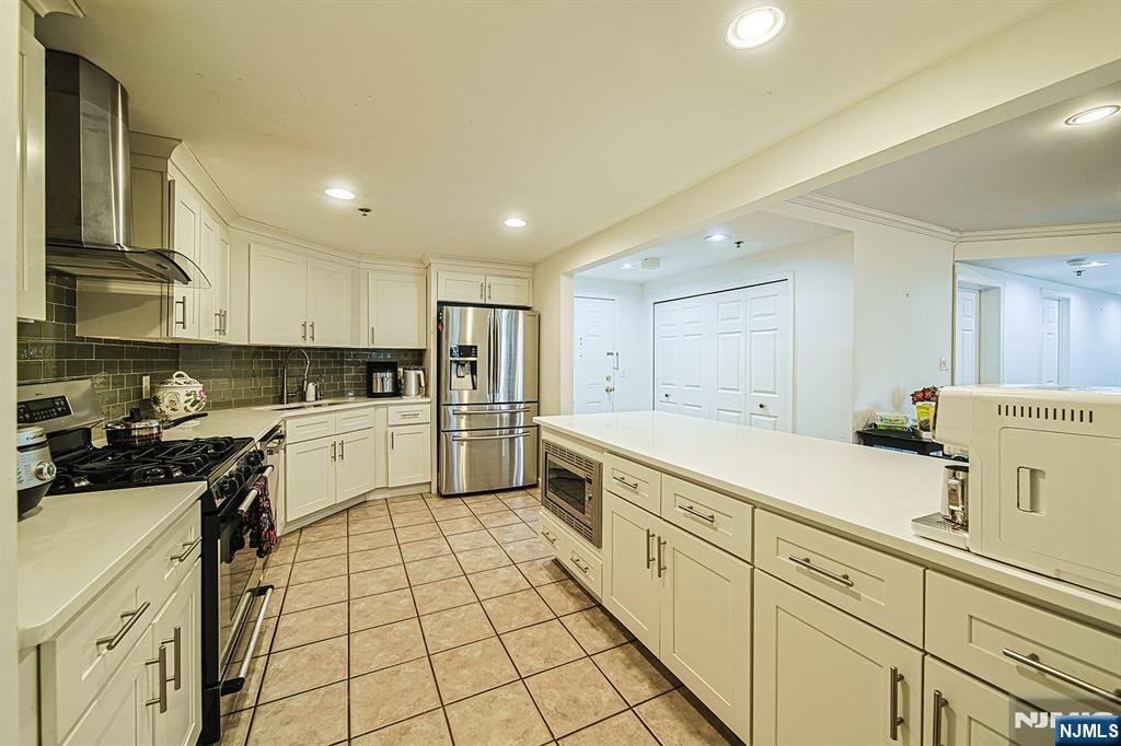 306 Smith Court, Unit R306 Edgewater, NJ 07020 - Photo 13 of 33