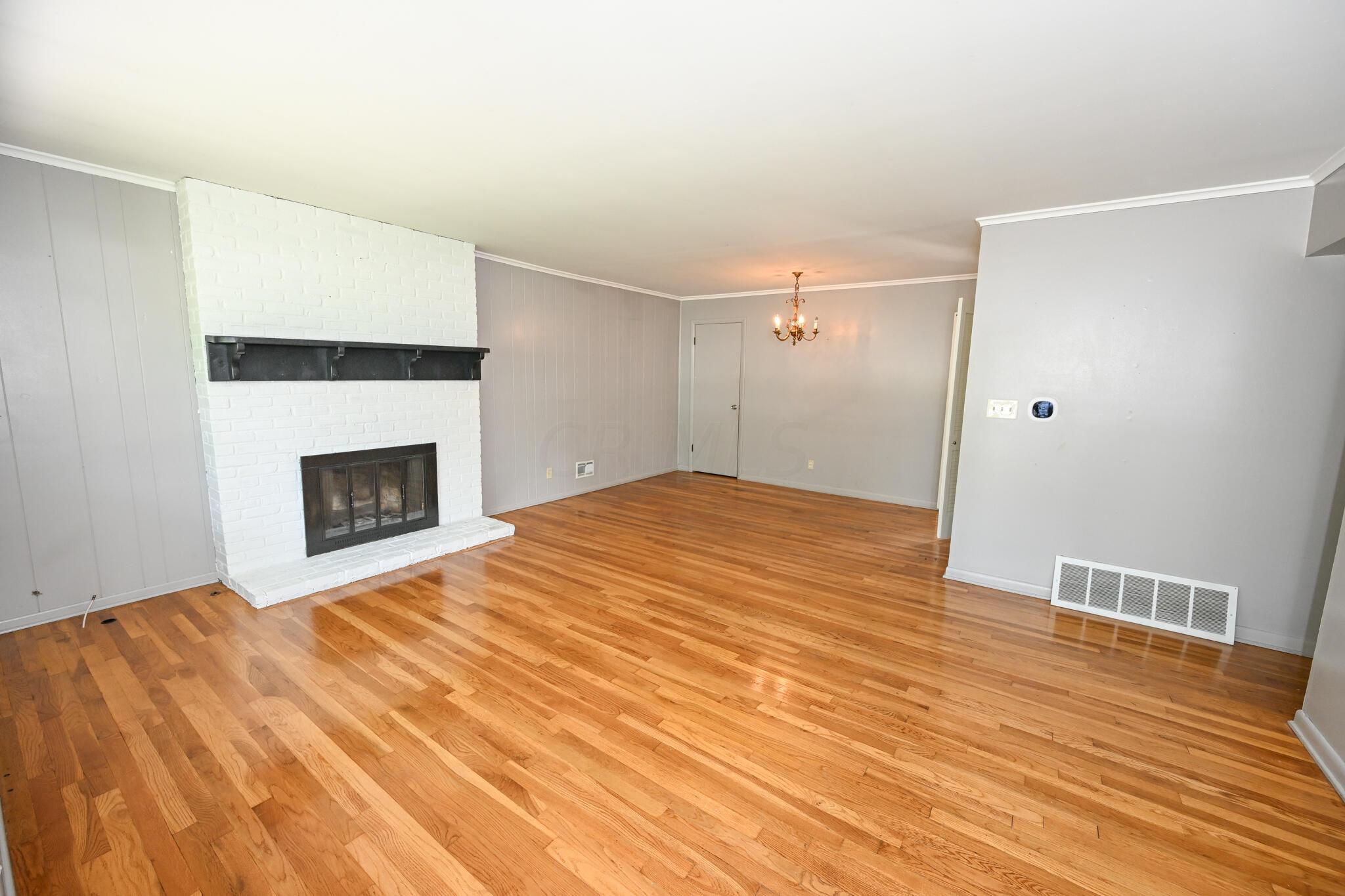 2261 Zollinger Road Columbus, OH 43221 - Photo 5 of 29 Living Room
