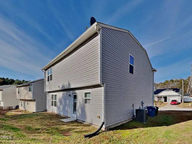 a view of a house with backyard