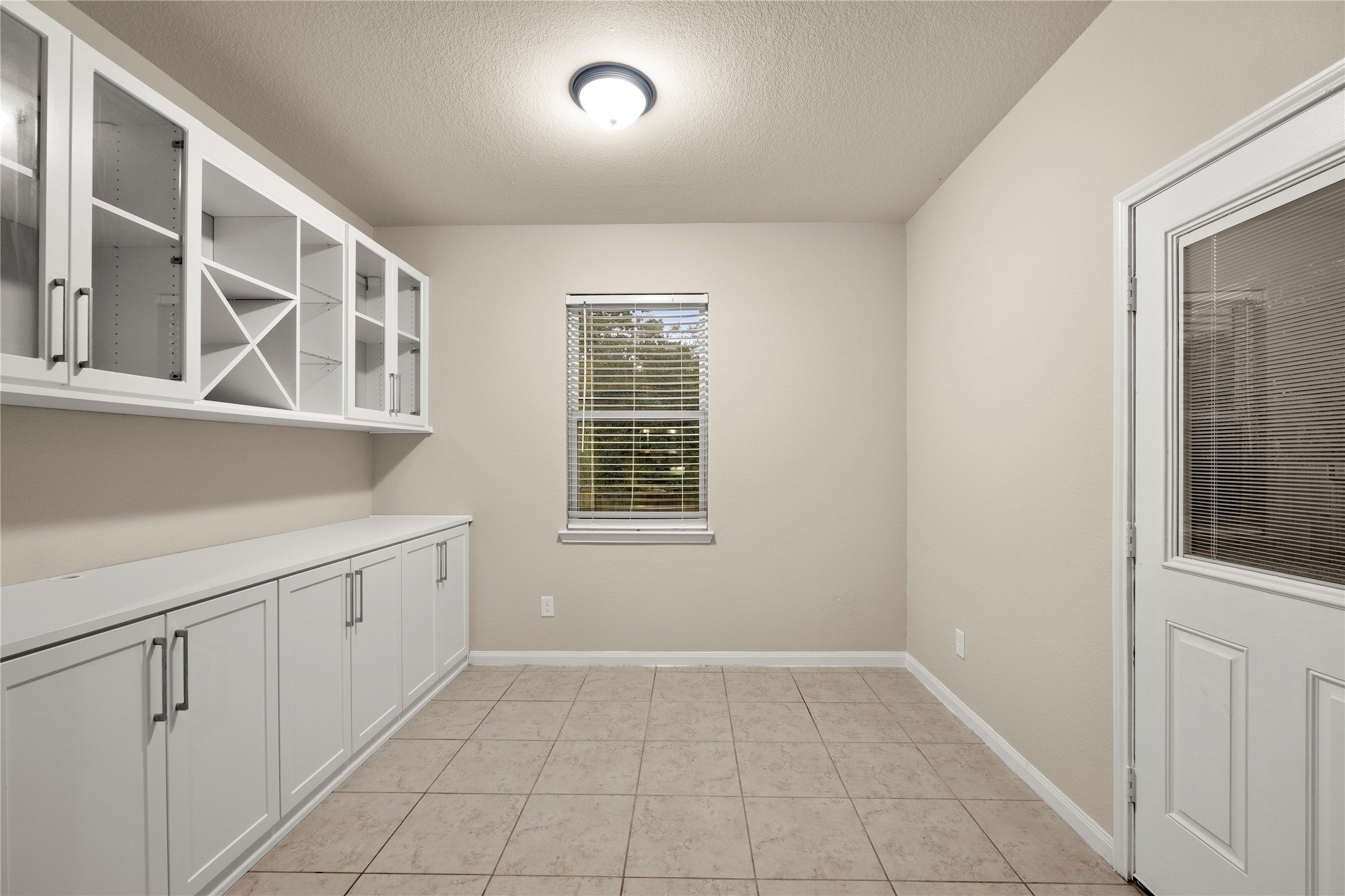 8957 Oval Glass Street Conroe, TX 77304 - Photo 14 of 30 a view of an empty room with a window