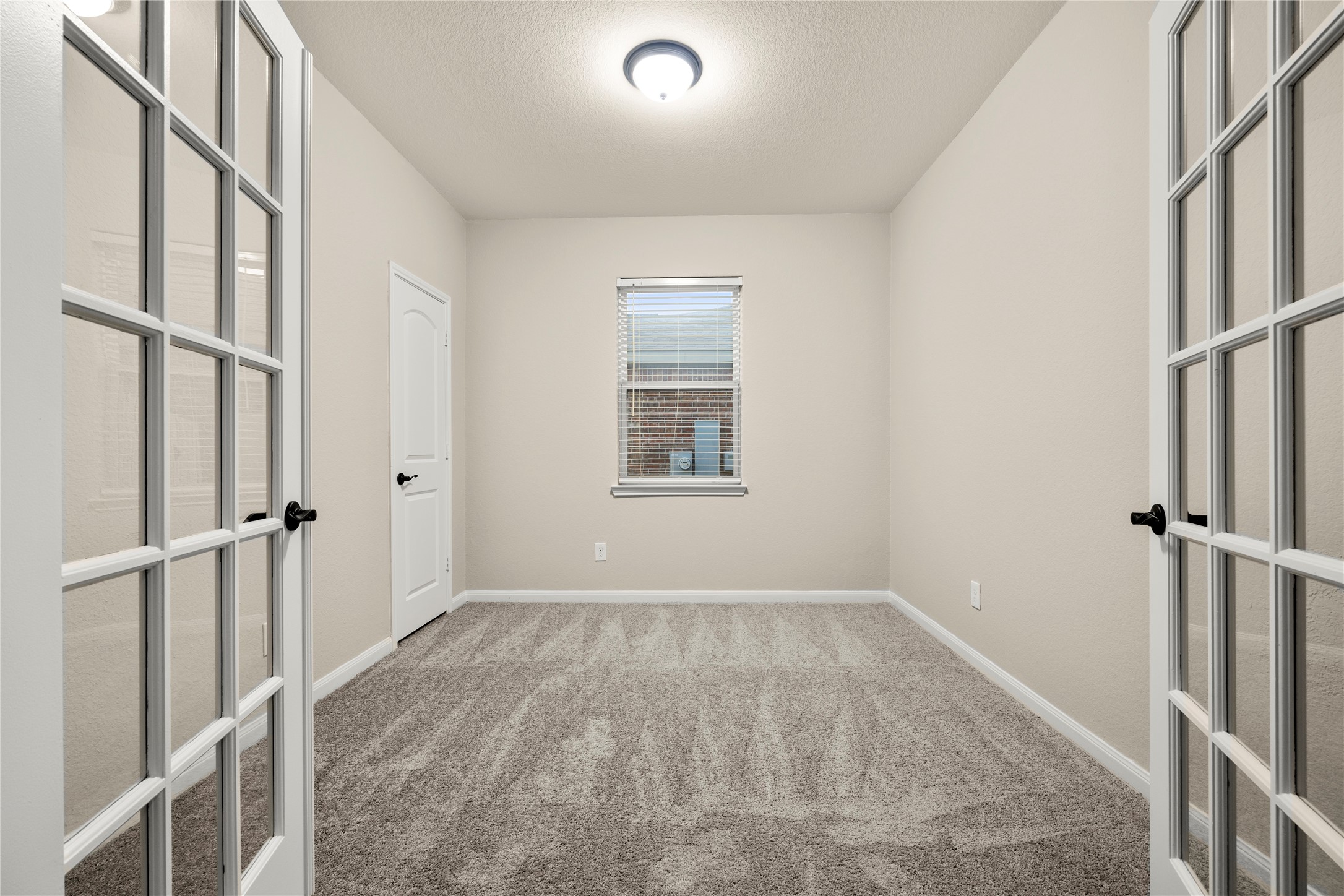 8957 Oval Glass Street Conroe, TX 77304 - Photo 8 of 30 an empty room with windows