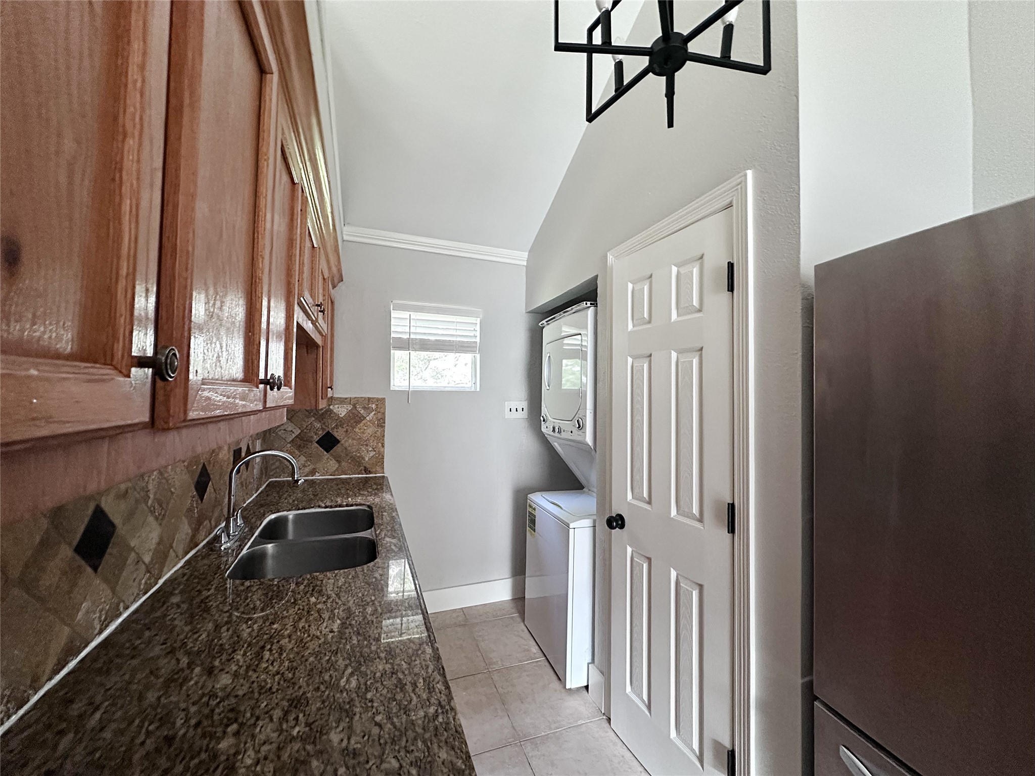 2324 Peppermill Road Houston, TX 77080 - Photo 10 of 20 Kitchen with included appliances, plus a convenient in-unit washer and dryer.