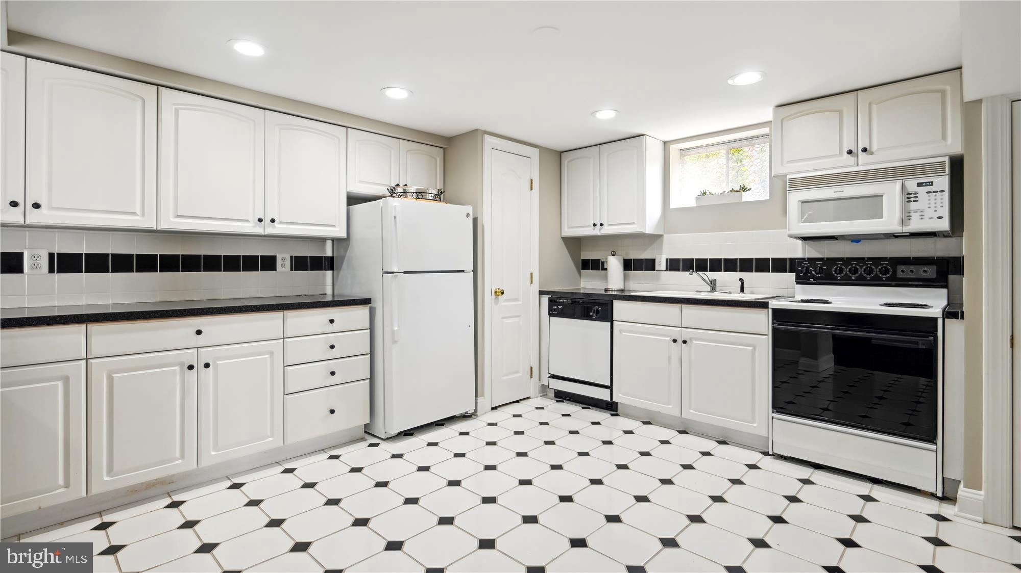 1702 Raleigh Hill Road Vienna, VA 22182 - Photo 39 of 60 Kitchen