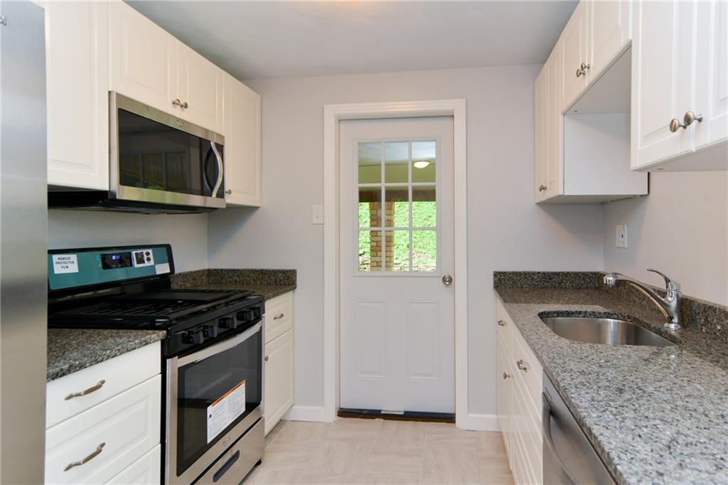 438 Pearce Road Pittsburgh, PA 15234 - Photo 4 of 18