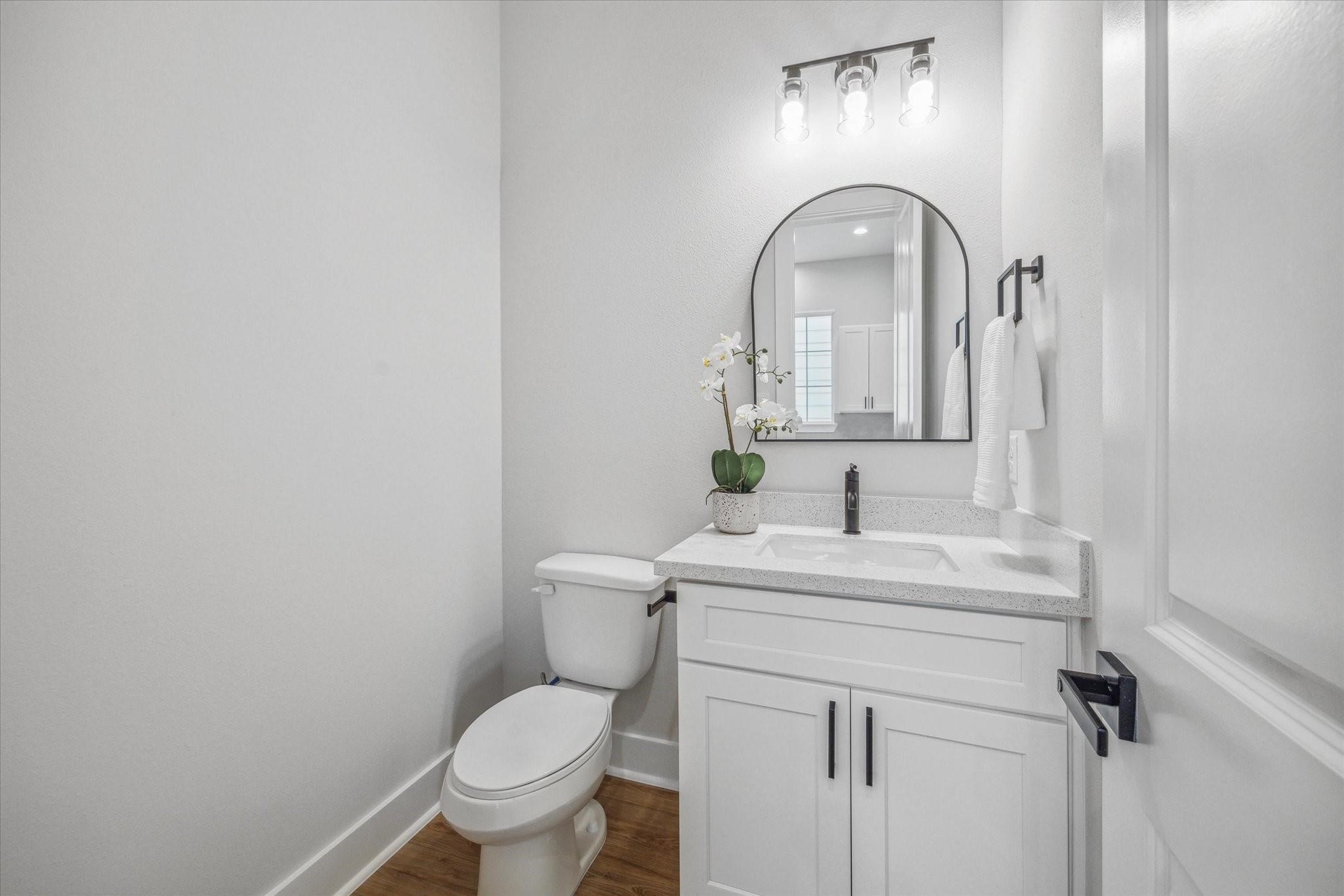 1035 West 17th Street Houston, TX 77008 - Photo 10 of 26 a bathroom with a toilet sink and mirror