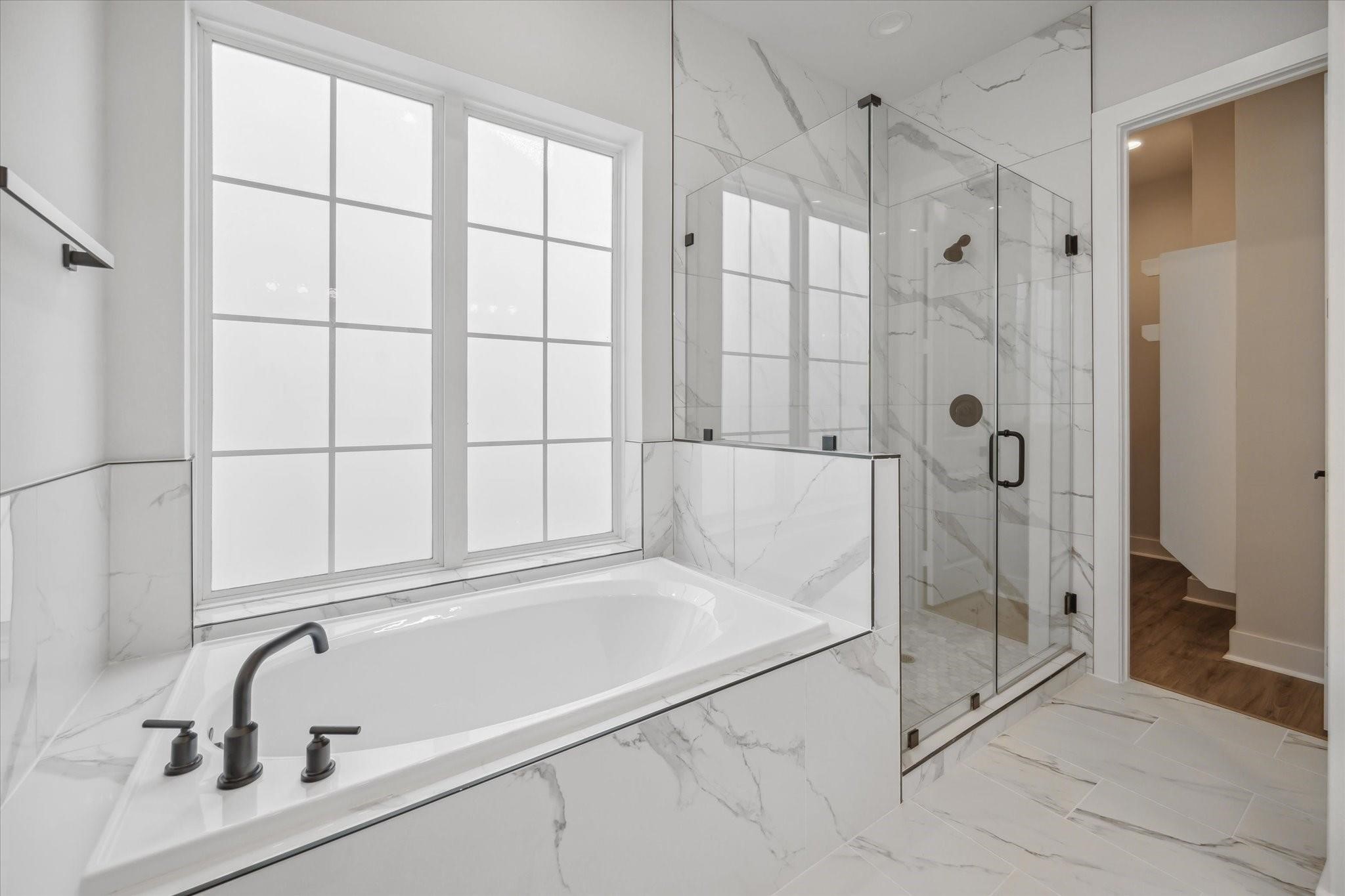 1035 West 17th Street Houston, TX 77008 - Photo 13 of 26 a bathroom with a tub and a shower