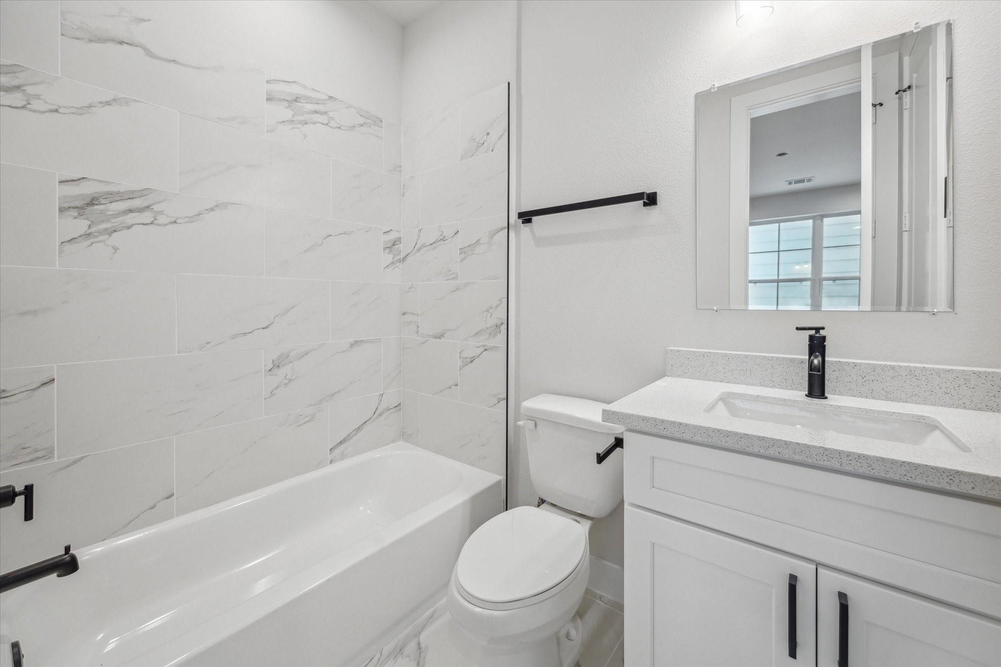 1035 West 17th Street Houston, TX 77008 - Photo 15 of 26 a bathroom with a sink a toilet and a bathtub