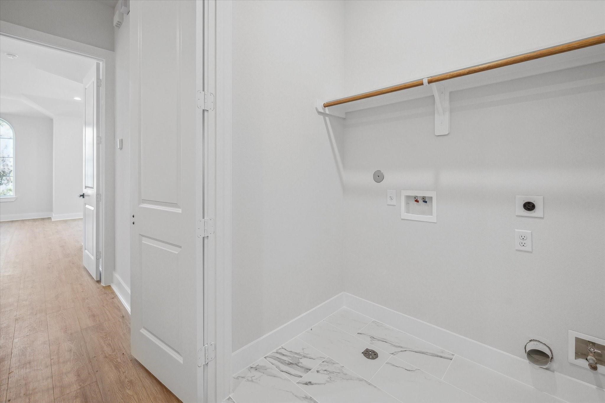 1035 West 17th Street Houston, TX 77008 - Photo 16 of 26 a bathroom with a bathtub