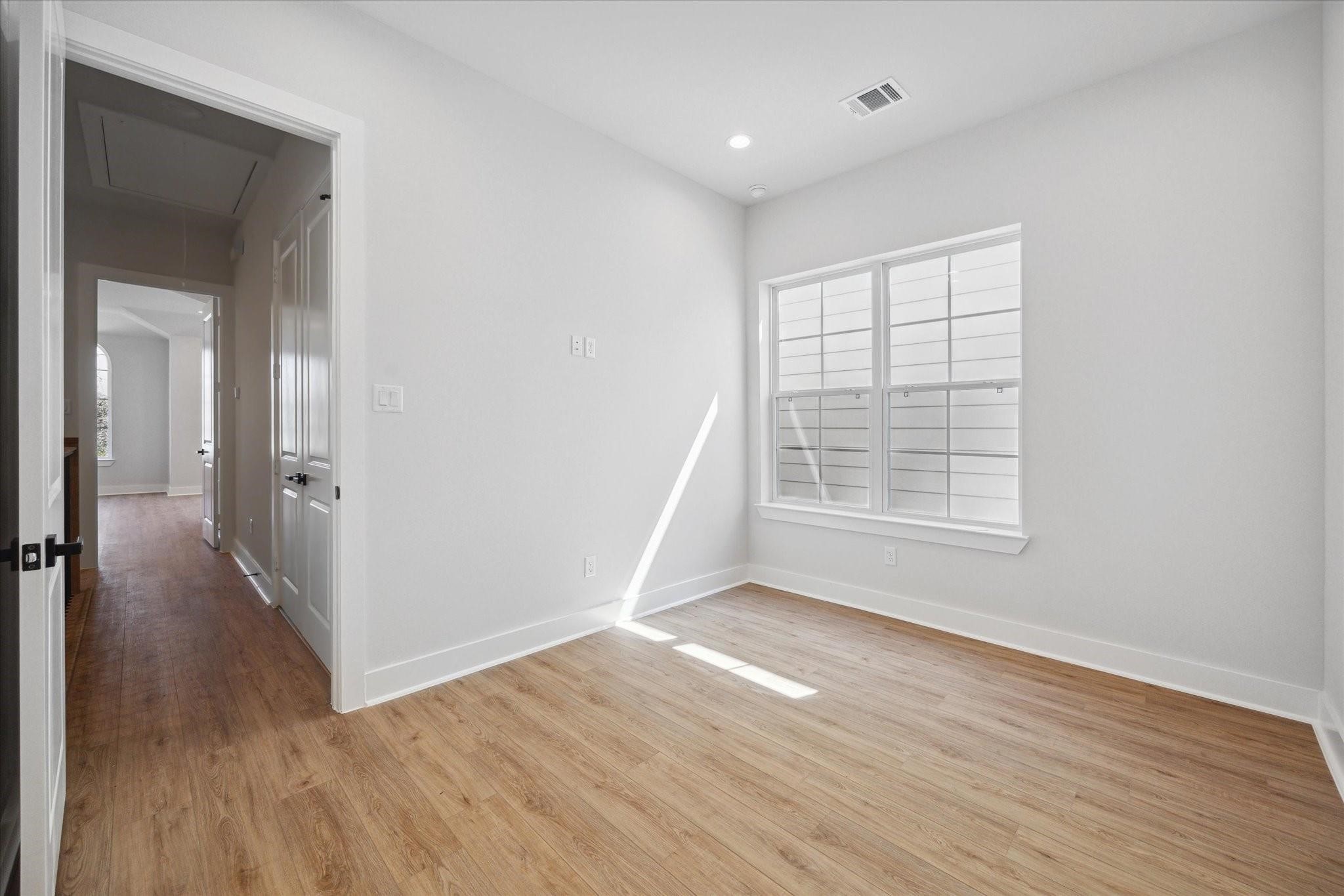1035 West 17th Street Houston, TX 77008 - Photo 18 of 26 wooden floor in an empty room with a window