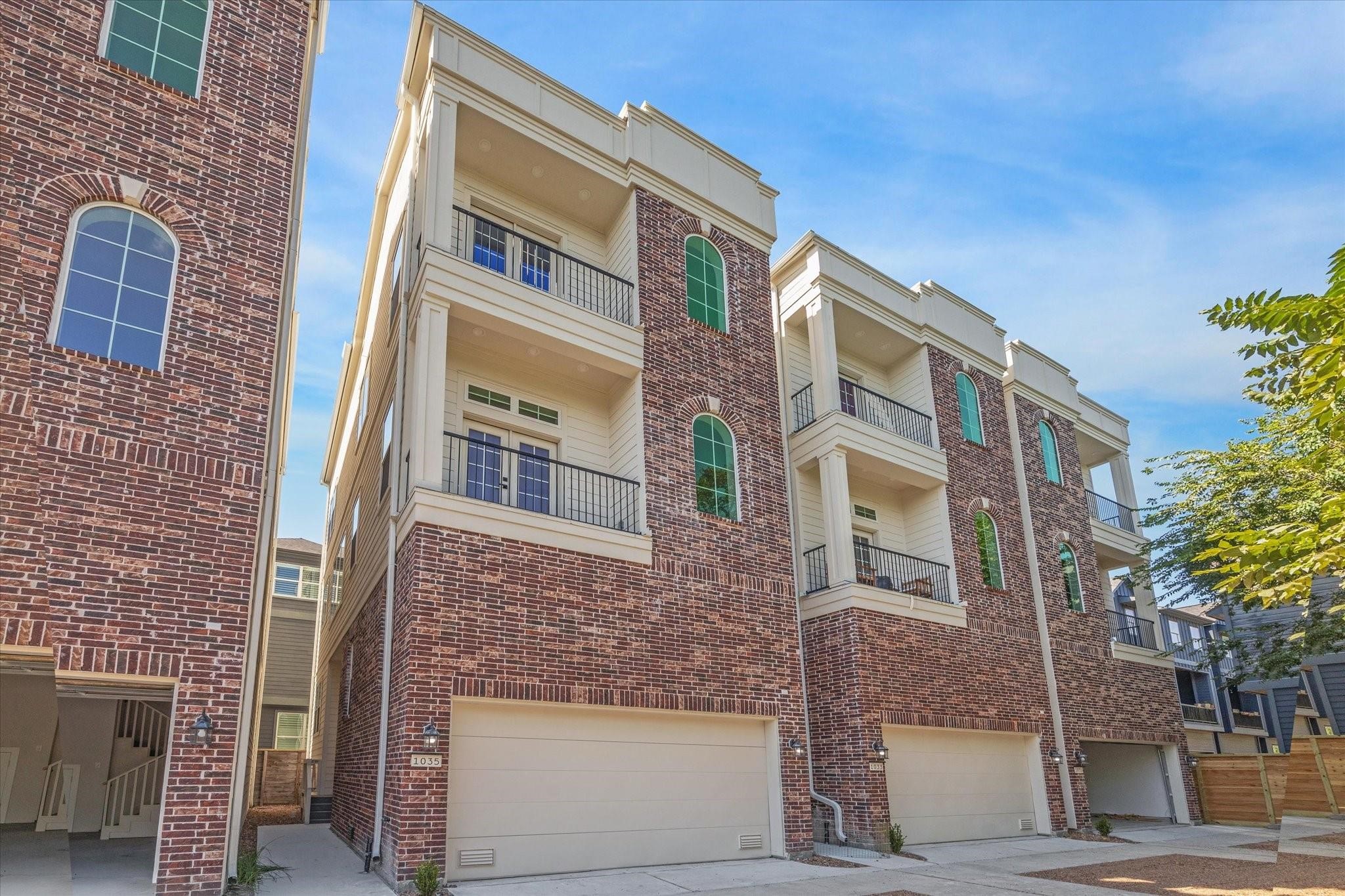 1035 West 17th Street Houston, TX 77008 - Photo 19 of 26 a front view of a multi story building