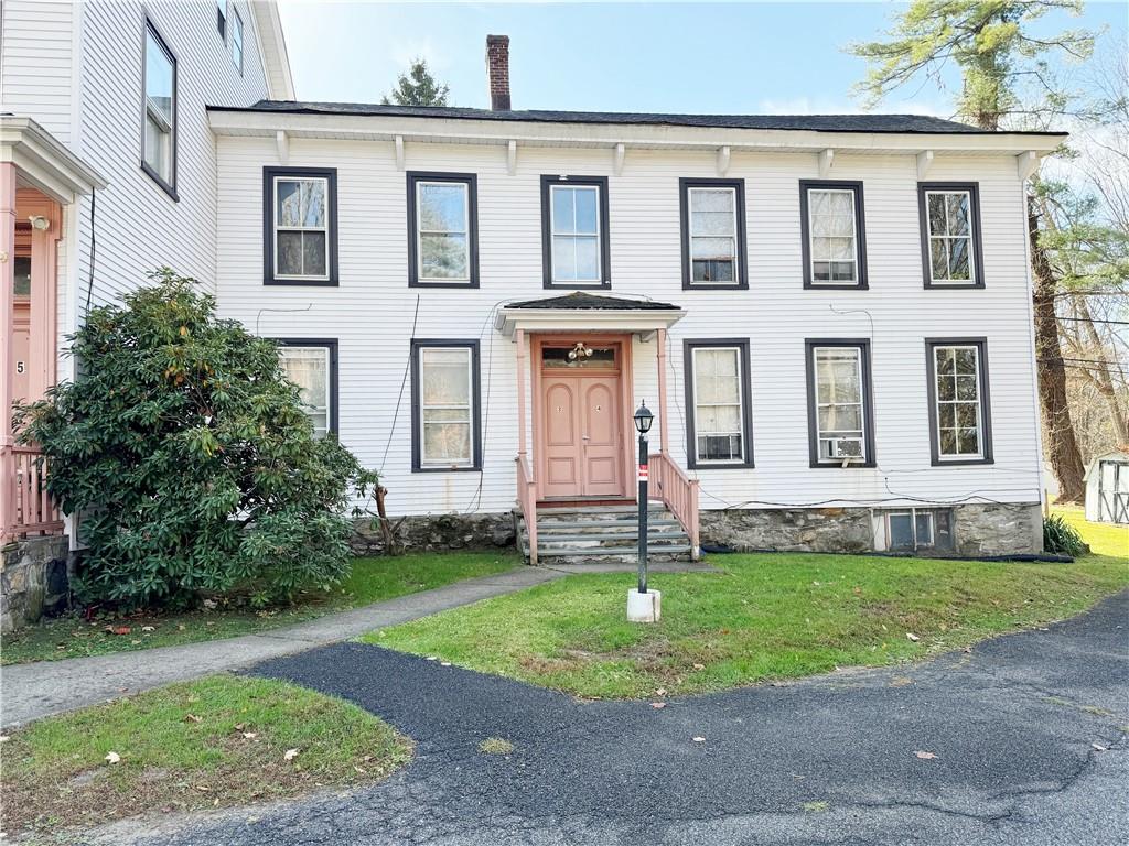 View of front of property featuring a front yard