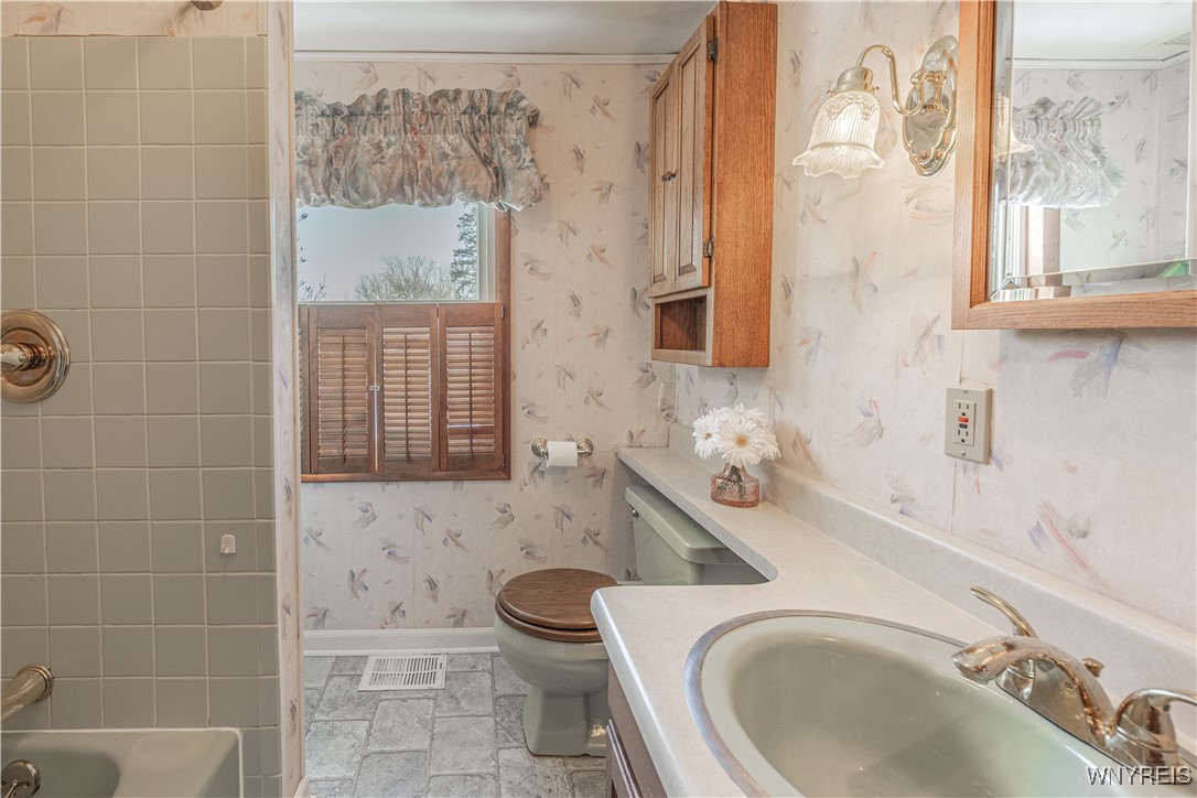 6107 Shawnee Road Wheatfield, NY 14132 - Photo 17 of 48