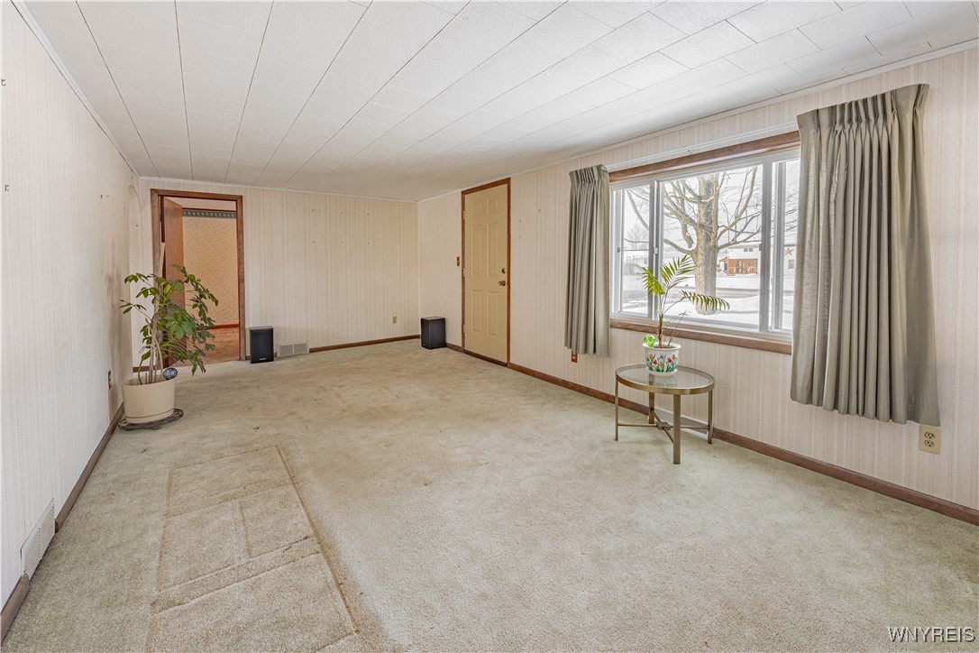 6107 Shawnee Road Wheatfield, NY 14132 - Photo 9 of 48