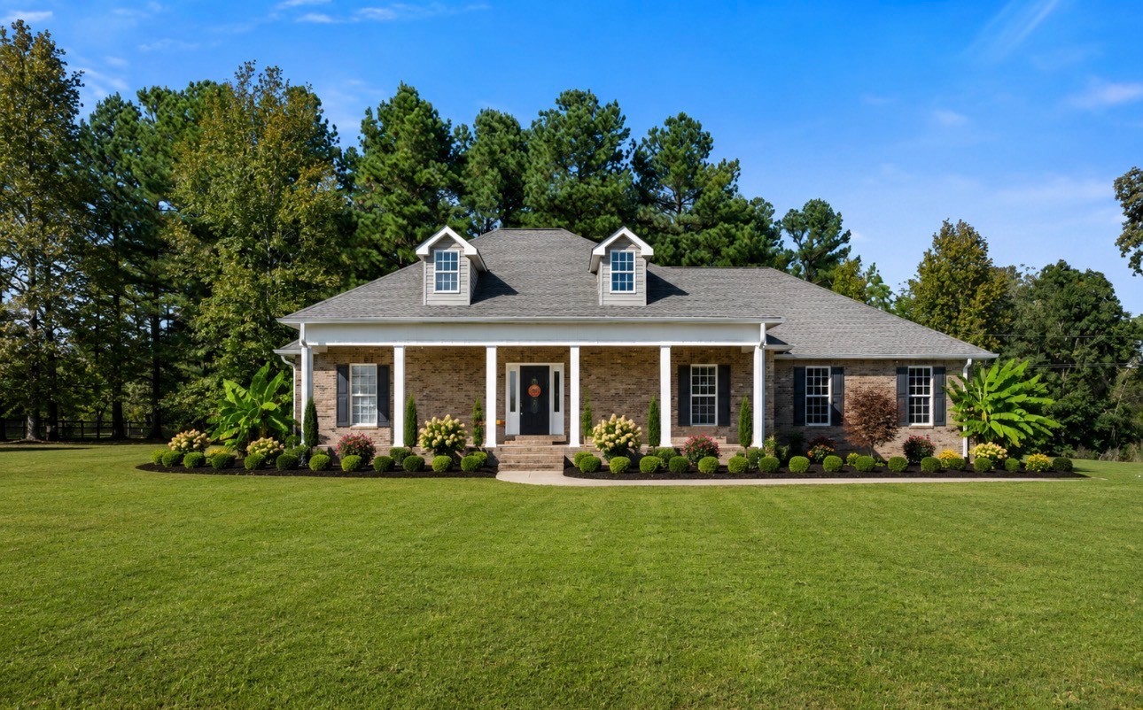 2044 Old Blacktop Road McEwen, TN 37101 - Photo 1 of 46