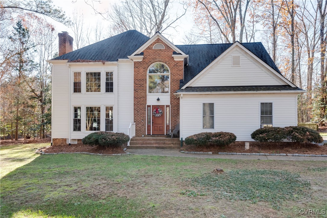 View of front facade with a front yard