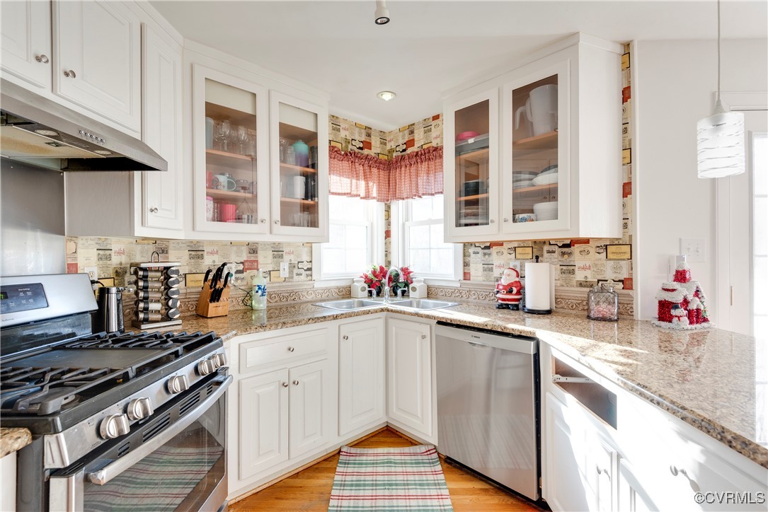 14055 Princess Mary Road Chesterfield, VA 23838 - Photo 11 of 41 Kitchen with sink, light hardwood / wood-style flo